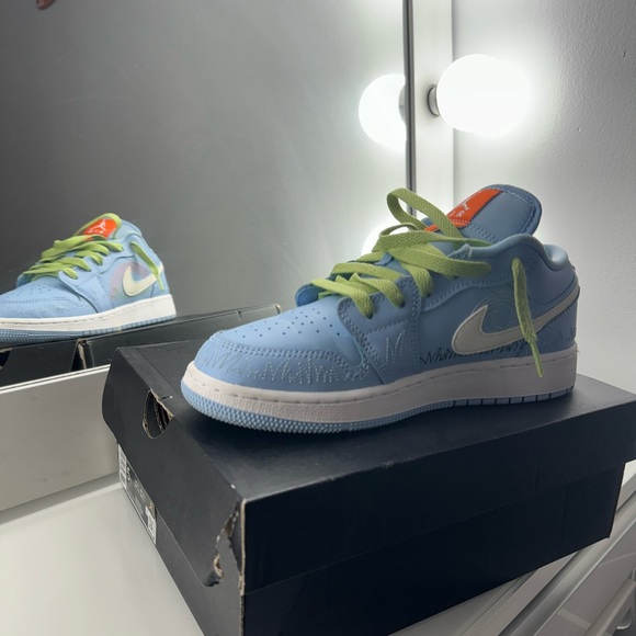 Air Jordan 1 low se GS SIZE 5Y - Picture 5 of 6